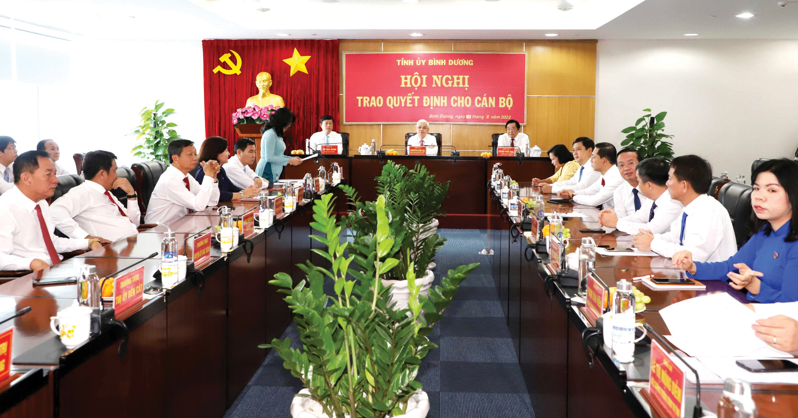 Đồng chí Nguyễn Văn Lợi - Ủy viên Trung ương Đảng, Bí thư Tỉnh ủy (ngồi giữa) tại Hội nghị trao quyết định cho cán bộ ngày 3-6-2022.